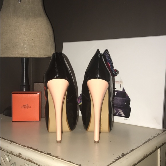 BRAND NEW Chinese Laundry Patent Heels W Bows 7.5 - Picture 5 of 8